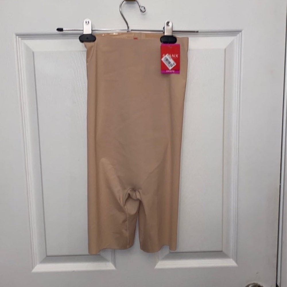 High-waisted midthigh short Spanx size S/P
Color- soft nude